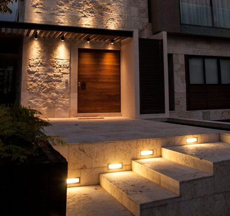 iluminación exterior para tu jardín, puerta delantera