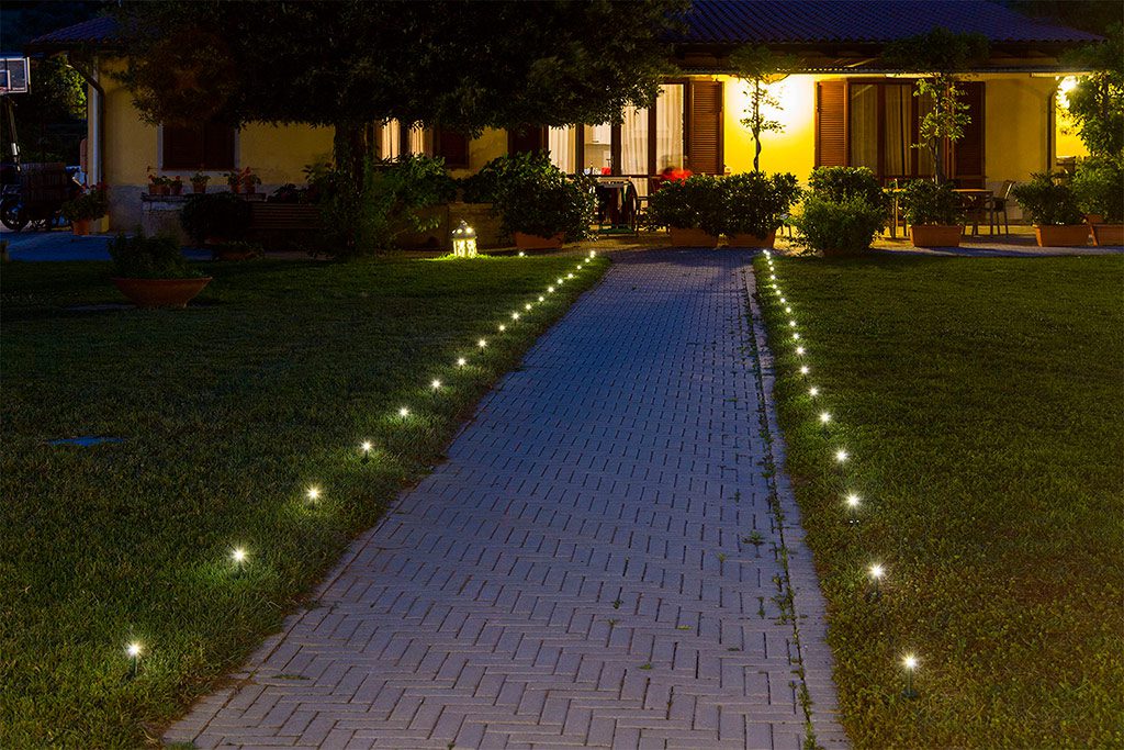 iluminación exterior para tu jardín, caminos y sendas