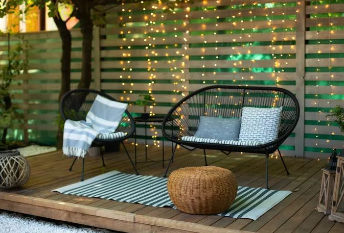 iluminación exterior para tu jardín con guirnaldas decorativas
