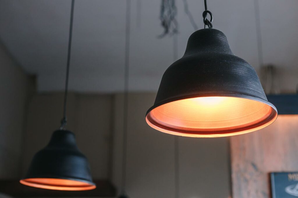 lámpara de metal para iluminar un salón