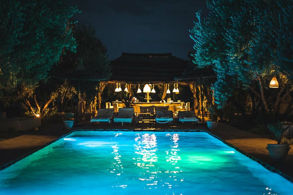 iluminación de noche para piscinas