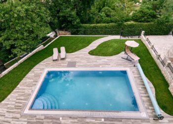 67bb21be760ff piscina con jardin exterior